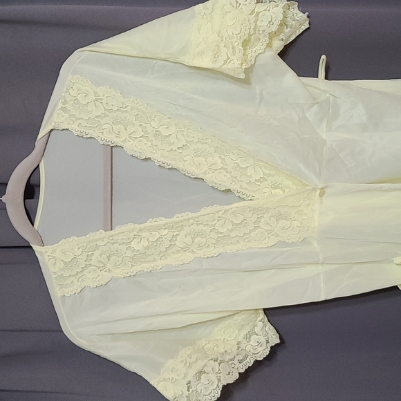 Nancy King Lingerie VTG Robe Light Yellow Nylon. Lacy Trim NO BELT Sz M GUC - Picture 2 of 10